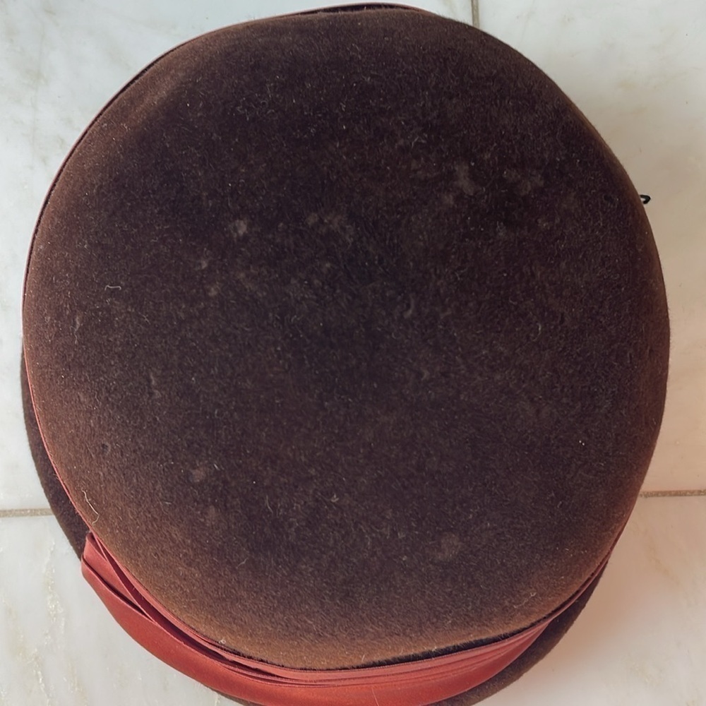Velour brown women’s hat with copper-ish ribbon, looks vintage, okay condition - Picture 2 of 4